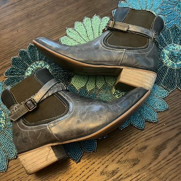 Gray Detailed Bootie - Picture 4 of 5